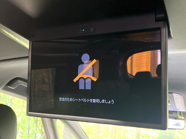 【13.2型有機ELフリップダウン】三列目からでも迫力のエンタメが観れる大画面フリップダウン。有機ELのモニターでは、一般的なフリップダウンよりも高コントラストでキレイな映像を楽しめます。