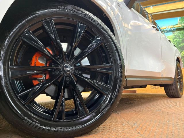 【純正20インチアルミホイール】外観にマッチした純正アルミホイールを装着しております。各種社外アルミホイールや、スタッドレスタイヤも取扱いしております。是非ご相談ください♪