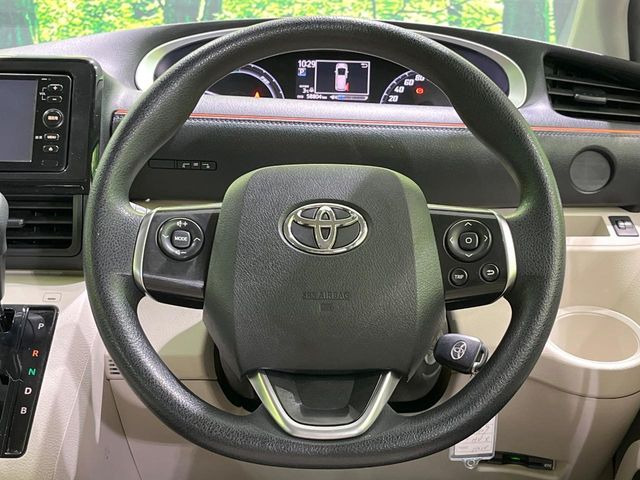 �C���e���A�ɍ��킹���f�U�C���̃X�e�A�����O�́A�^�]�������̂��Ƃ��l���A�^�]���₷���`��A�傫���ł��B�����x�A���ۂɐG���Ă��m���߂��������B