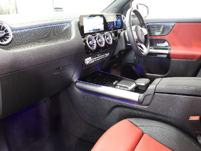 GLAクラスGLA200d 4マチック AMGライン 4WD