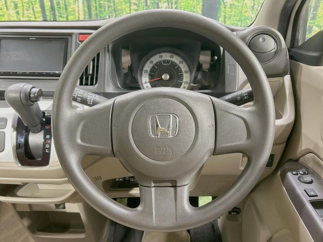 �C���e���A�ɍ��킹���f�U�C���̃X�e�A�����O�́A�^�]�������̂��Ƃ��l���A�^�]���₷���`��A�傫���ł��B�����x�A���ۂɐG���Ă��m���߂��������B