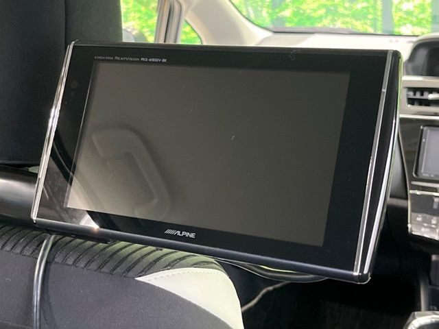 【後席モニター】家族や友人とお出かけする機会が多い方に大人気の後席モニターを装備!見やすい位置に画面がありテレビやDVDの視聴も快適!友達もお子様も、後席にしか乗らなくなるかも??