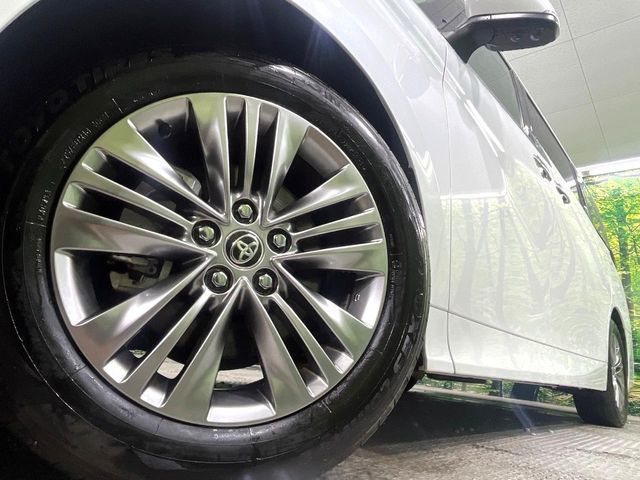 【純正18インチアルミホイール】外観にマッチした純正アルミホイールを装着しております。各種社外アルミホイールや、スタッドレスタイヤも取扱いしております。是非ご相談ください♪