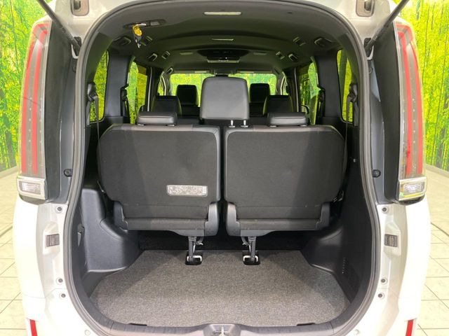 ���i�̂���������ʋ΁A���}���ɏ\���ȉ׎��X�y�[�X���m�ۂ��Ă���܂��B�T�[�h�V�[�g�𒵂ˏグ��ƁA�傫�ȉו��̐ύڂ��\�ł���