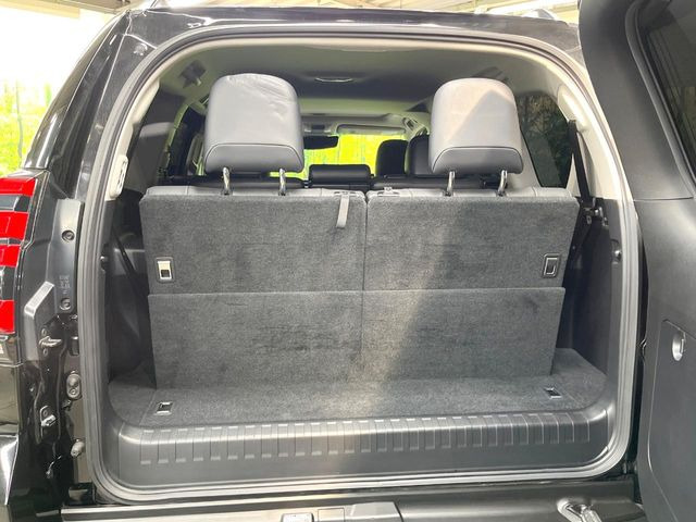 ���i�̂���������ʋ΁A���}���ɏ\���ȉ׎��X�y�[�X���m�ۂ��Ă���܂��B�Z�J���h�V�[�g��|���ƁA�傫�ȉו��̐ύڂ��\�ł���