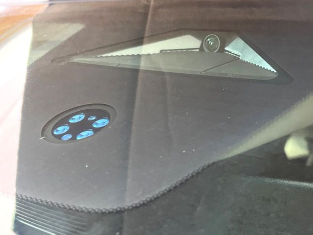 �y�z���_�Z���V���O�z���s���ɑO���̎ԗ�����F�����A�Փ˂������Ȏ��͌x��ƃu���[�L�ŏՓˉ���Ɣ�Q�y�����A�V�X�g�B�����S�Ƀh���C�u�����y���݂��������܂��B