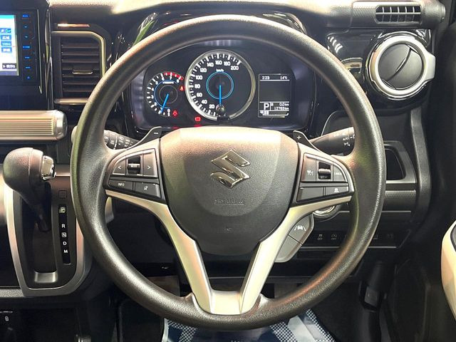 �C���e���A�ɍ��킹���f�U�C���̃X�e�A�����O�́A�^�]�������̂��Ƃ��l���A�^�]���₷���`��A�傫���ł��B�����x�A���ۂɐG���Ă��m���߂��������B