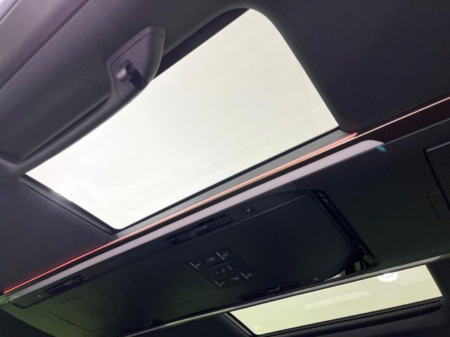 【サンルーフ】開放感たっぷりの希少装備、サンルーフが装着されています!車内に明かりを取り入れたり景色を楽しむ以外にも、車内の空気も簡単に換気できて快適です!