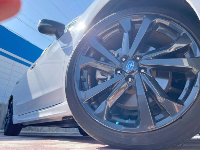 �y�O���[�h��p����18�C���`�A���~�z�C�[���z�f�U�C�����̍��������A���~�z�C�[���𑕒����Ă���܂��B�e��ЊO�A���~�z�C�[����A�X�^�b�h���X�^�C�����戵�����Ă���܂��B���񂲑��k����������