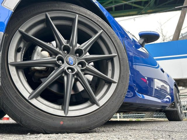 �y����18�C���`�A���~�z�C�[���z�O�ςɃ}�b�`���������A���~�z�C�[���𑕒����Ă���܂��B�e��ЊO�A���~�z�C�[����A�X�^�b�h���X�^�C�����戵�����Ă���܂��B���񂲑��k����������