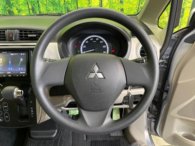 �C���e���A�ɍ��킹���f�U�C���̃X�e�A�����O�́A�^�]�������̂��Ƃ��l���A�^�]���₷���`��A�傫���ł��B�����x�A���ۂɐG���Ă��m���߂��������B