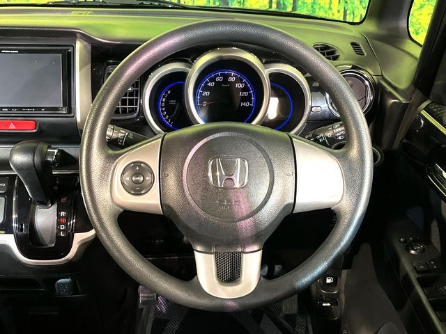 �C���e���A�ɍ��킹���f�U�C���̃X�e�A�����O�́A�^�]�������̂��Ƃ��l���A�^�]���₷���`��A�傫���ł��B�����x�A���ۂɐG���Ă��m���߂��������B