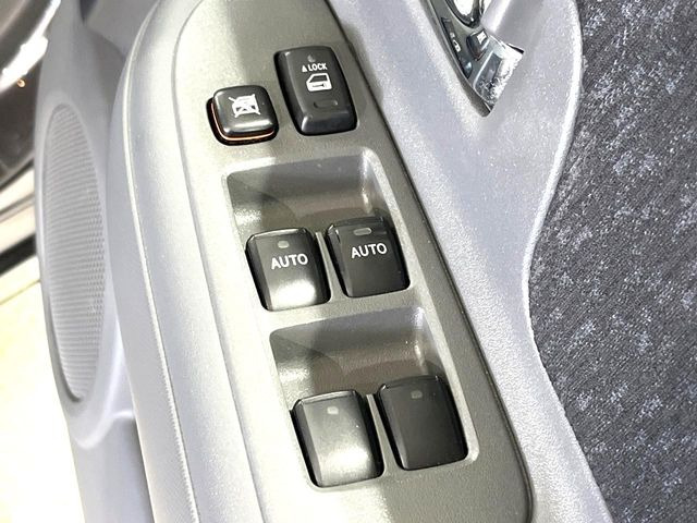 �y�d���i�[�~���[�z�T�C�h�~���[�͓d���i�[���ƂȂ��Ă���A�������ԏ�ł��L�Y�������X�N��}�����܂��B