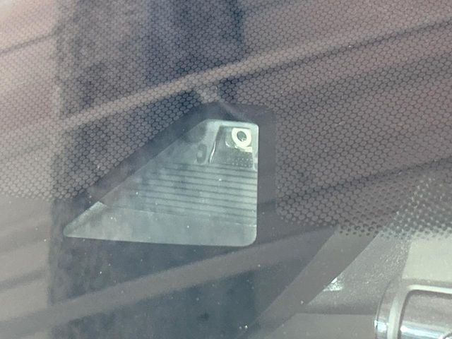 【ホンダセンシング】走行中に前方の車両等を認識し、衝突しそうな時は警報とブレーキで衝突回避と被害軽減をアシスト。より安全にドライブをお楽しみいただけます。