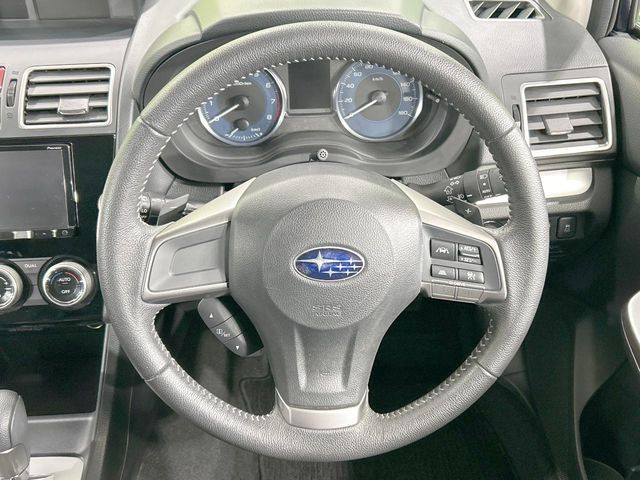 �C���e���A�ɍ��킹���f�U�C���̃X�e�A�����O�́A�^�]�������̂��Ƃ��l���A�^�]���₷���`��A�傫���ł��B�����x�A���ۂɐG���Ă��m���߂��������B