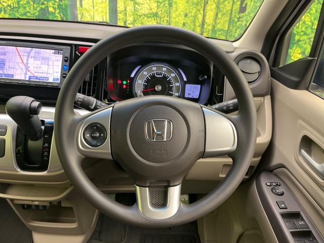 �C���e���A�ɍ��킹���f�U�C���̃X�e�A�����O�́A�^�]�������̂��Ƃ��l���A�^�]���₷���`��A�傫���ł��B�����x�A���ۂɐG���Ă��m���߂��������B