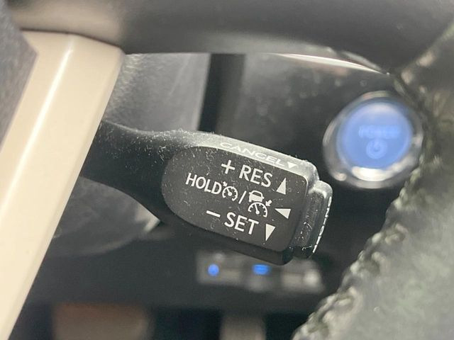 【レーダークルーズコントロール】高速道路での長距離走行が楽に!!自動で速度を保つクルーズコントロールが、衝突軽減システムと連携し、前方の車両を感知して車間を保つように速度調節してくれます!!