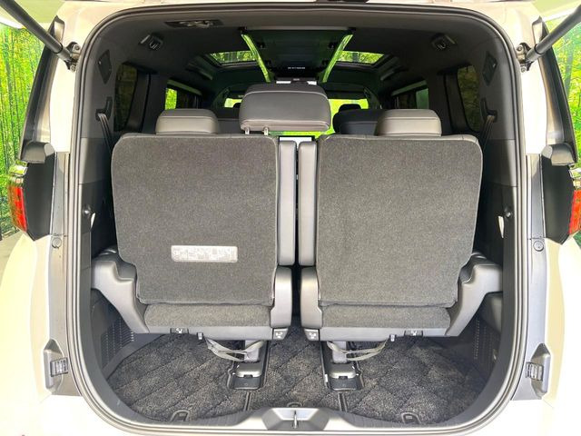 積み下ろしのしやすいデッキにはたっぷりと荷物を積み込んでいただけます。遊びから仕事まで、様々なシーンで頼れます♪