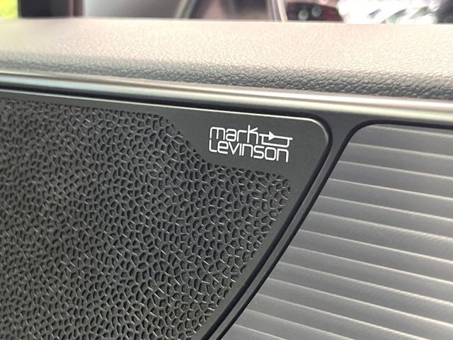 【マークレビンソンサウンドシステム】メーカーオプションの高品位サウンドシステムを搭載。専用のチューニングが施された大小様々なスピーカーから良質なサウンドが奏でられ、臨場感あふれる音響空間を演出します。