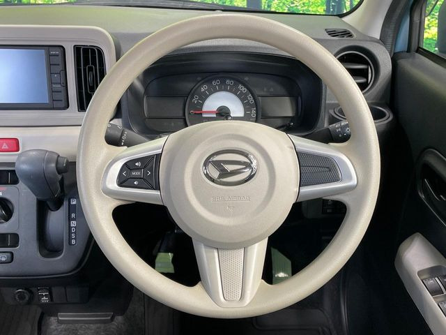 �C���e���A�ɍ��킹���f�U�C���̃X�e�A�����O�́A�^�]�������̂��Ƃ��l���A�^�]���₷���`��A�傫���ł��B�����x�A���ۂɐG���Ă��m���߂��������B