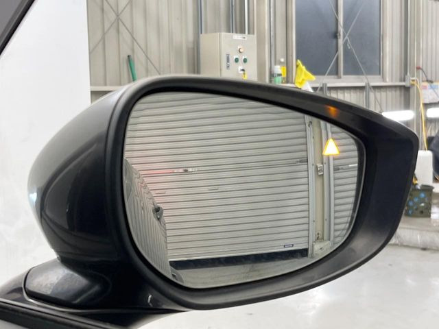 �y�u���C���h�X�|�b�g���j�^�����O�z���s���A�h�A�~���[�̎��p�ɂȂ�₷���ӏ��Ɍ㑱�Ԃ��ڋ߂���ƃT�C�h�~���[�t�߂Ɍx����\���A�h���C�o�[�ɒ��ӊ��N�����Ă���܂��B