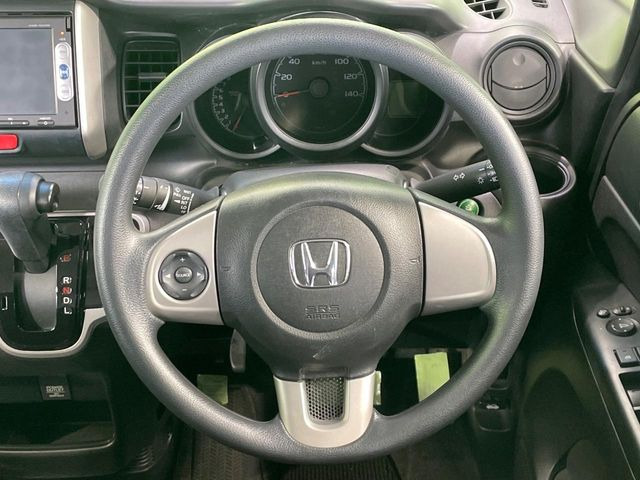 �C���e���A�ɍ��킹���f�U�C���̃X�e�A�����O�́A�^�]�������̂��Ƃ��l���A�^�]���₷���`��A�傫���ł��B�����x�A���ۂɐG���Ă��m���߂��������B