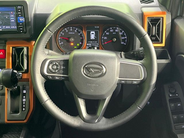 �C���e���A�ɍ��킹���f�U�C���̃X�e�A�����O�́A�^�]�������̂��Ƃ��l���A�^�]���₷���`��A�傫���ł��B�����x�A���ۂɐG���Ă��m���߂��������B