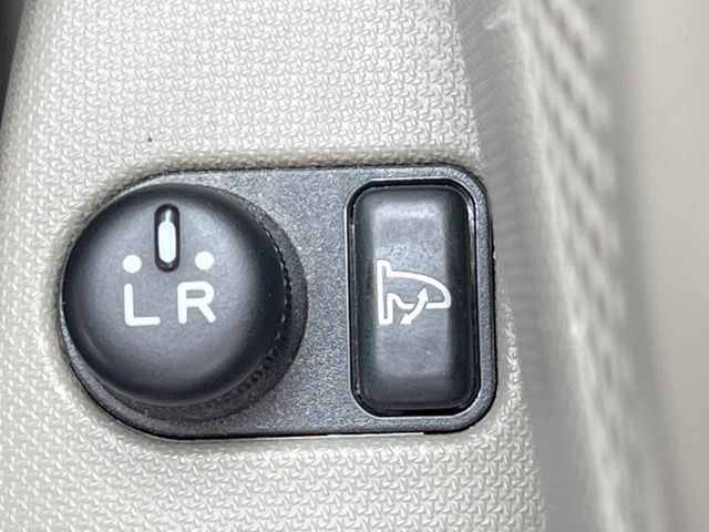 �y�d���i�[�~���[�z�T�C�h�~���[�͓d���i�[���ƂȂ��Ă���A�������ԏ�ł��L�Y�������X�N��}�����܂��B