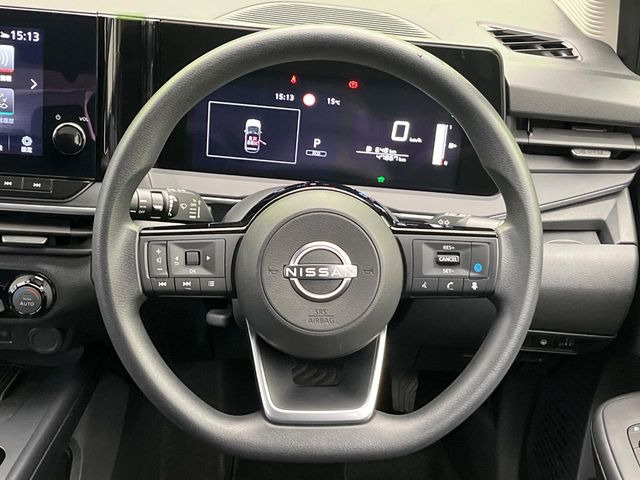 �C���e���A�ɍ��킹���f�U�C���̃X�e�A�����O�́A�^�]�������̂��Ƃ��l���A�^�]���₷���`��A�傫���ł��B�����x�A���ۂɐG���Ă��m���߂��������B