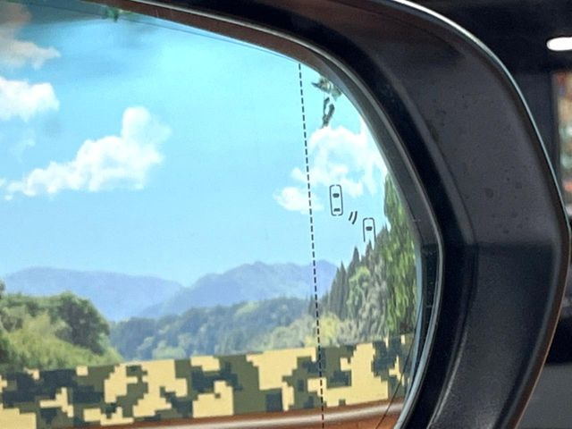 【ブラインドスポットモニター】走行中、ドアミラーの死角になりやすい箇所に後続車が接近するとサイドミラーのレンズに警告を表示!ドライバーに注意喚起をしてくれます。