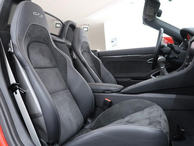 �V�[�g�ɂ��Ă���ԗǂ��ێ�����Ă���̂ł��B�I�[�g�X�e�[�W�ł͐�p�̃V�[�g���n���K�[�h����R�[�e�B���O�����p�ӂ��Ă�܂��B���񂨐\���t���������B