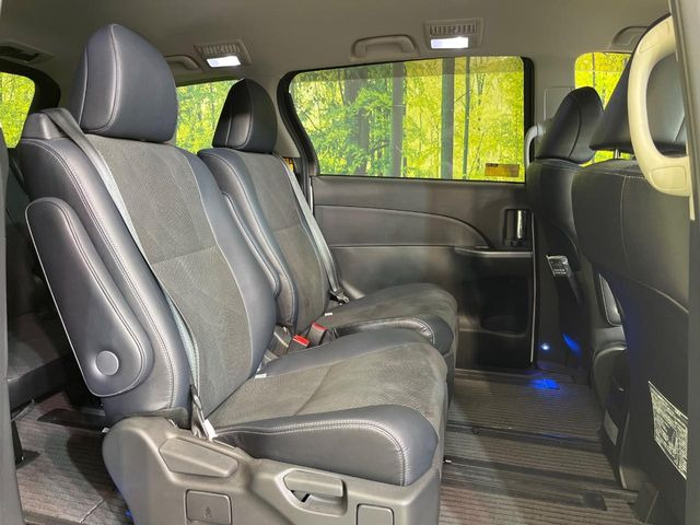 後部座席も気になるようなキズ・汚れやへたり等、大きなダメージはなく、良好な状態です。