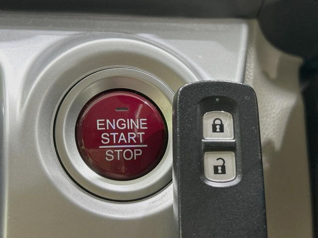 �yHonda�X�}�[�g�L�[�z�J�o����|�P�b�g�ɓ��ꂽ�܂܂ł��h�A�̎{���E�������\�ȃX�}�[�g�L�[�𑕔��B�G���W���̃I���E�I�t�����J�M�����o���K�v����������Ƃ��Ă��֗��ł���