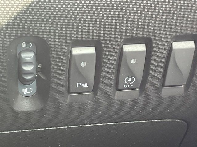 �����[���L�[�s���O�A�V�X�g:���s�Ԑ��̈�E�������Ă����@�\�B���s���ɁA�N���}���Ԑ�����O��Ă��邱�Ƃ��J���������m����ƁA�X�e�A�����O����U�������ăh���C�o�[�Ɍx�����܂��B