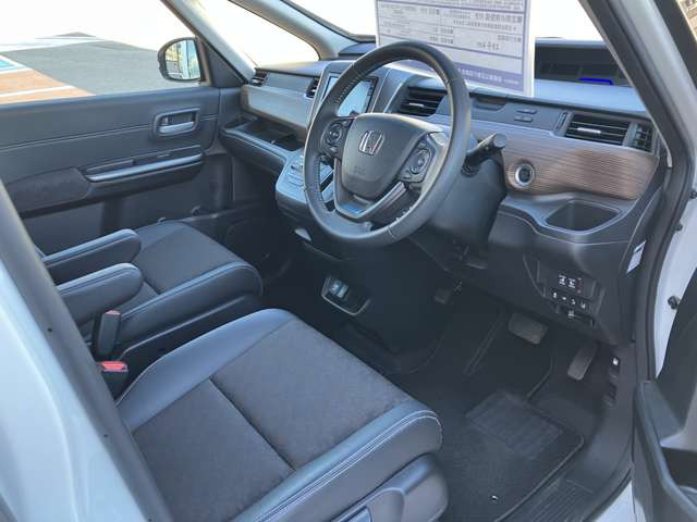 フリード1.5 クロスター ブラックスタイル 4WD