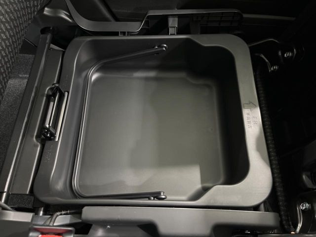 �y�V�[�g�A���_�[�{�b�N�X�z�V�[�g�̉��ɑ�e�ʂ̎��[�X�y�[�X��������Ă���A�C���ԃO�b�Y�ȂǁA�O���猩��ꂽ���Ȃ����̂�����������[�ł��ĕ֗�!