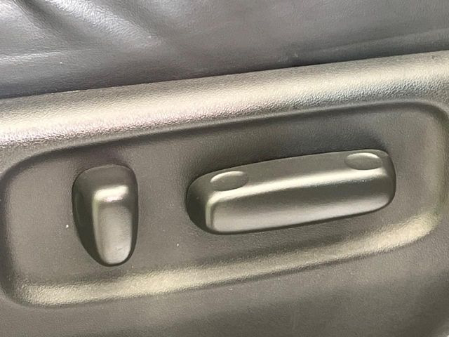 【パワーシート】スイッチ一つで簡単にシートの微調整が可能!電動だから力もいりません!快適なシートポジションにセットして、快適なドライブをお楽しみください。