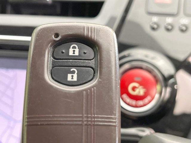 【スマートキー】カバンやポケットに入れたままでもドアの施錠・解錠が可能なスマートキーを装備。エンジンのオン・オフ時もカギを取り出す必要が無いからとっても便利です♪