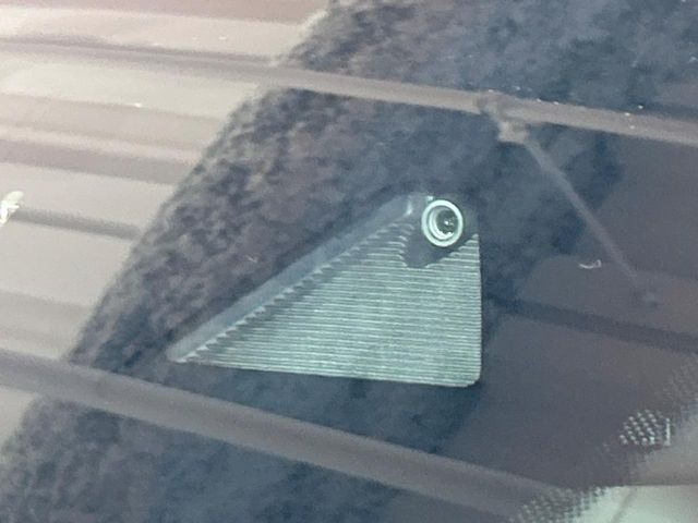 �y�X�}�[�g�u���[�L�T�|�[�g�z���s���ɑO���̎ԗ�����F�����A�Փ˂������Ȏ��͌x��ƃu���[�L�ŏՓˉ���Ɣ�Q�y�����A�V�X�g�B�����S�Ƀh���C�u�����y���݂��������܂��B