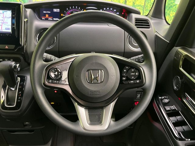 �C���e���A�ɍ��킹���f�U�C���̃X�e�A�����O�́A�^�]�������̂��Ƃ��l���A�^�]���₷���`��A�傫���ł��B�����x�A���ۂɐG���Ă��m���߂��������B