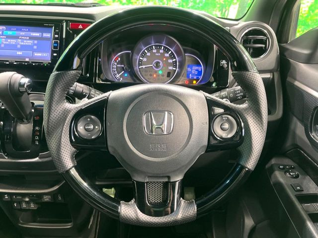 �C���e���A�ɍ��킹���f�U�C���̃X�e�A�����O�́A�^�]�������̂��Ƃ��l���A�^�]���₷���`��A�傫���ł��B�����x�A���ۂɐG���Ă��m���߂��������B