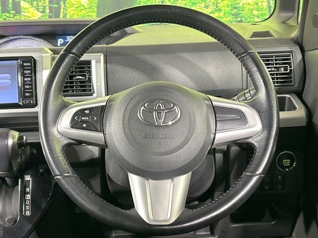 �C���e���A�ɍ��킹���f�U�C���̃X�e�A�����O�́A�^�]�������̂��Ƃ��l���A�^�]���₷���`��A�傫���ł��B�����x�A���ۂɐG���Ă��m���߂��������B