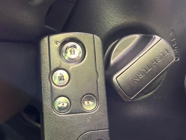 �yHonda�X�}�[�g�L�[�z�J�o����|�P�b�g�ɓ��ꂽ�܂܂ł��h�A�̎{���E�������\�ȃX�}�[�g�L�[�𑕔��B�G���W���̃I���E�I�t�����J�M�����o���K�v����������Ƃ��Ă��֗��ł���