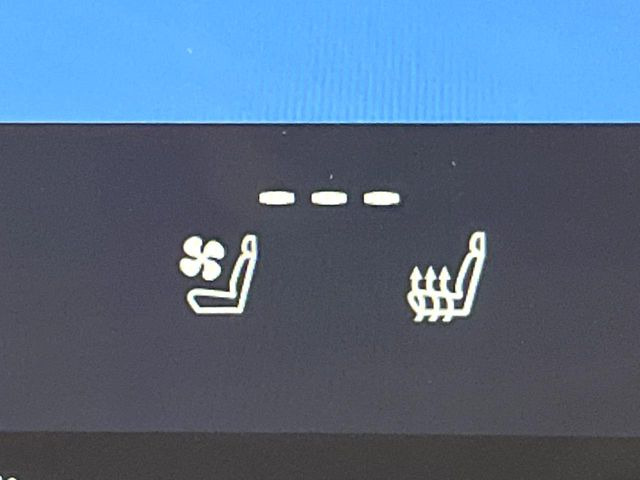 【シートベンチレーション】夏場は涼しい風でお尻や背中の熱やムレを防ぎ、冬はエアコンよりも早く温まってポカポカに!季節を問わず快適に過ごせます。