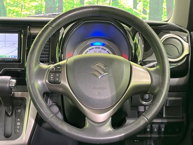 �C���e���A�ɍ��킹���f�U�C���̃X�e�A�����O�́A�^�]�������̂��Ƃ��l���A�^�]���₷���`��A�傫���ł��B�����x�A���ۂɐG���Ă��m���߂��������B