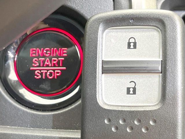 【Hondaスマートキー】カバンやポケットに入れたままでもドアの施錠・解錠が可能なスマートキーを装備。エンジンのオン・オフ時もカギを取り出す必要が無いからとっても便利です♪