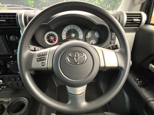 �C���e���A�ɍ��킹���f�U�C���̃X�e�A�����O�́A�^�]�������̂��Ƃ��l���A�^�]���₷���`��A�傫���ł��B�����x�A���ۂɐG���Ă��m���߂��������B