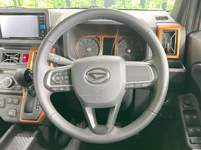 �C���e���A�ɍ��킹���f�U�C���̃X�e�A�����O�́A�^�]�������̂��Ƃ��l���A�^�]���₷���`��A�傫���ł��B�����x�A���ۂɐG���Ă��m���߂��������B