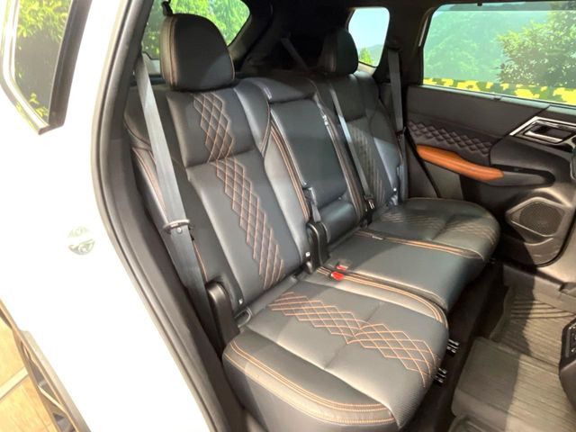 後部座席も気になるようなキズ・汚れやへたり等、大きなダメージはなく、良好な状態です。