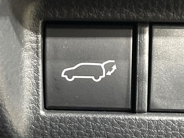 【パワーバックドア】スマートキーや運転席のボタンを押すだけでリアゲートが自動で開閉します!荷物を持っている時や、高い位置にあるバックドアを閉める際に便利な機能です♪